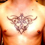 motif semi tribal milieu pectoraux